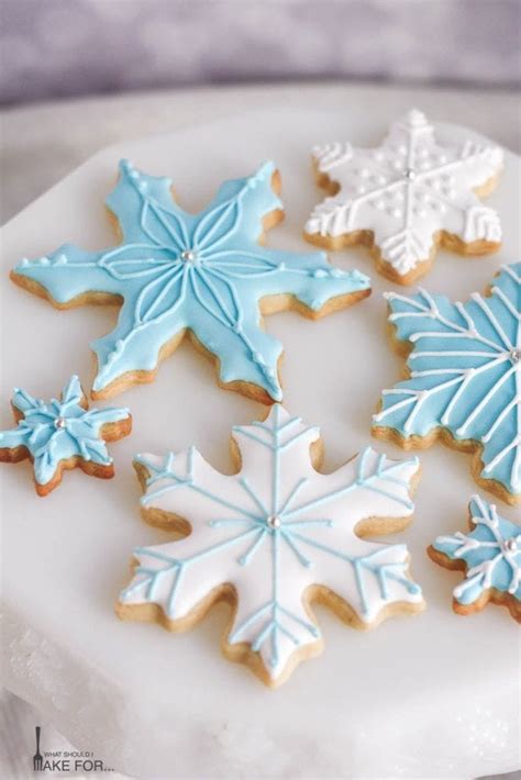 5 Easy Royal Icing Snowflake Designs